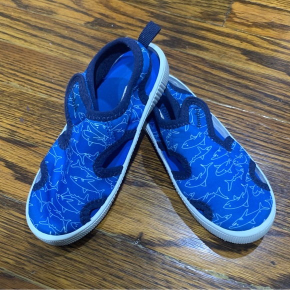 toddler boys size 10 Tombik blue w/ design water shoes - Picture 1 of 7
